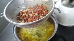 ウチダザリガニのスープを作る