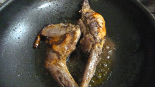 タヌキの肉を焼く