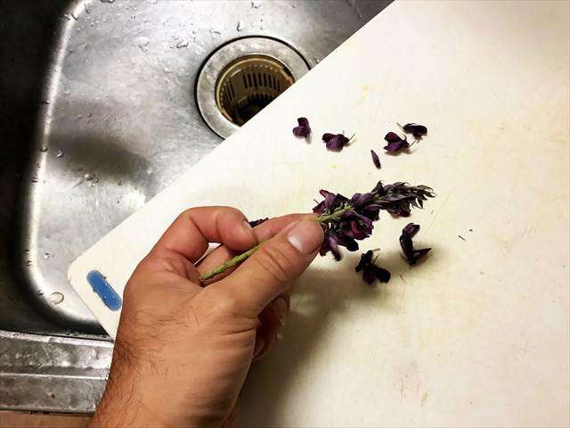 クズの花の料理を作る