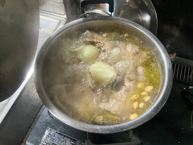 炊かれる鶏スープ。うまそう
