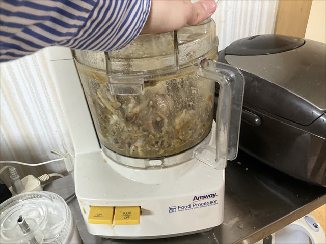 フードプロセッサーで砕けるカニ