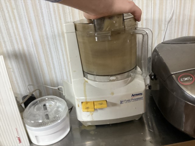 フードプロセッサーで砕けるカニ