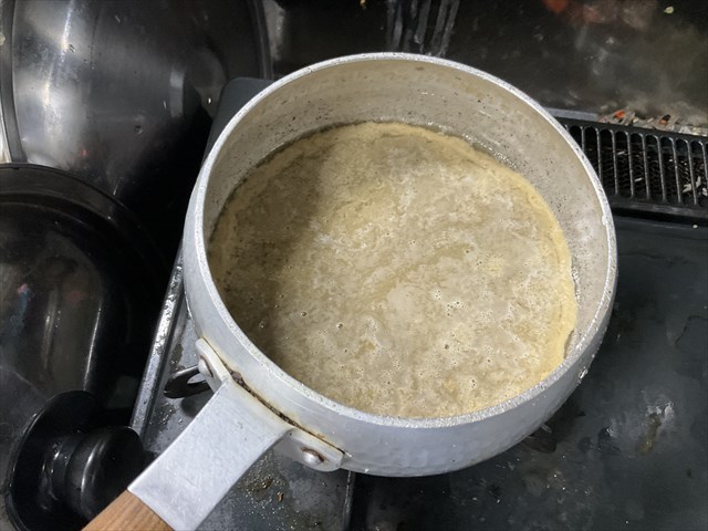 カニエキスを煮る