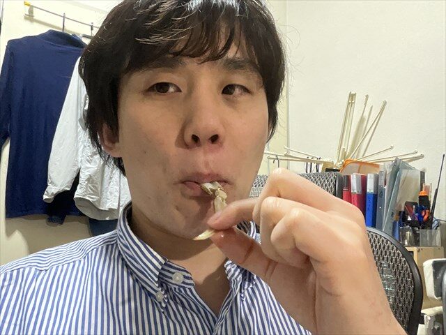 ヒラツメガニのケジャンを吸う私