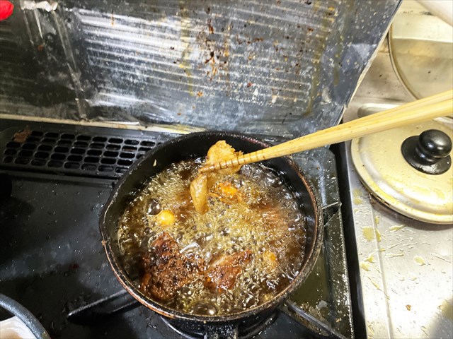 キクイモを揚げる