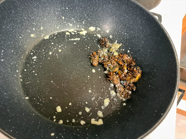 セミを炒める