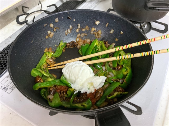 セミのカレーを作る