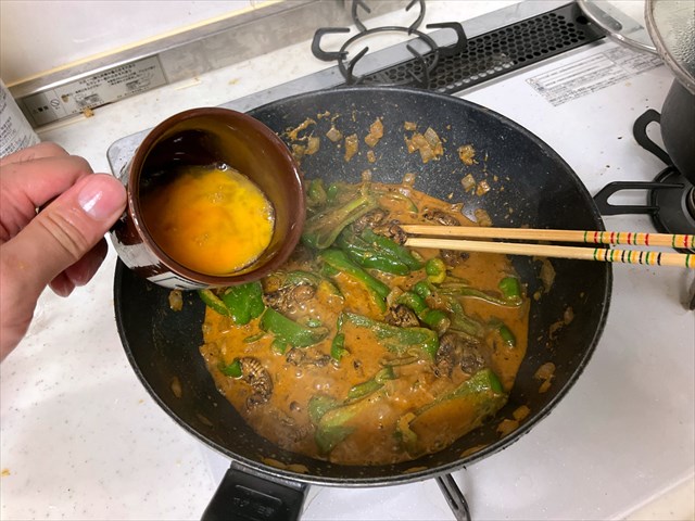 セミのカレーを作る