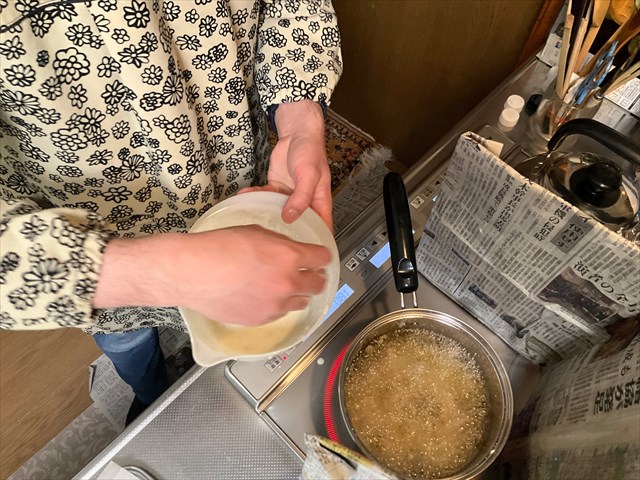 ハモを揚げる私