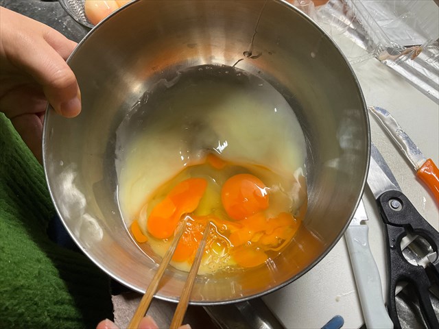 サメの卵焼きを焼く