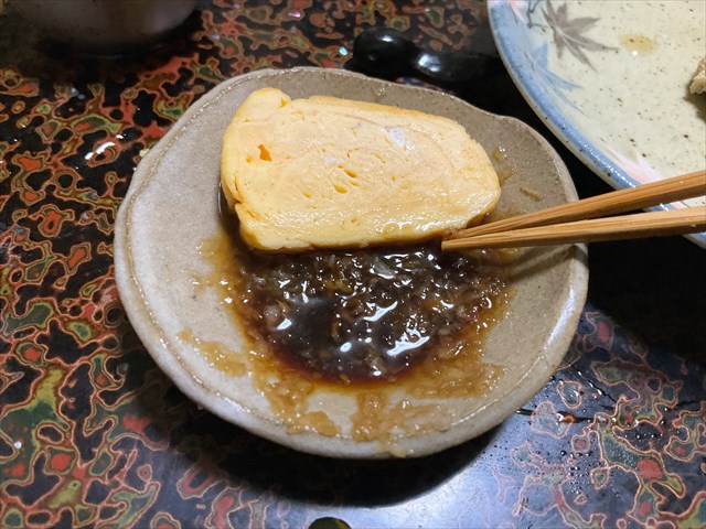 サメの卵焼きを食べる