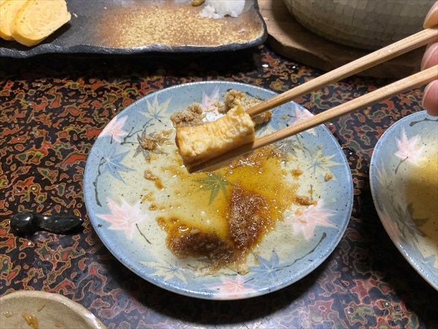 サメの卵焼きを食べる