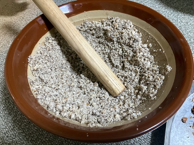 オニグルミをする