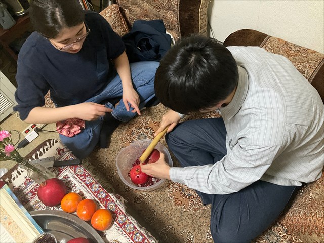 ザクロをむく友人
