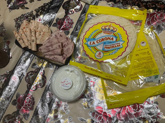 友人の買ってきたイラン風のハムとパン