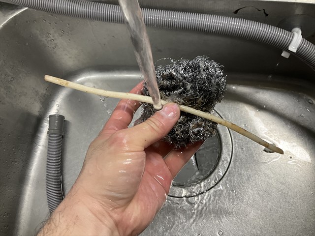 アザミの根を洗う