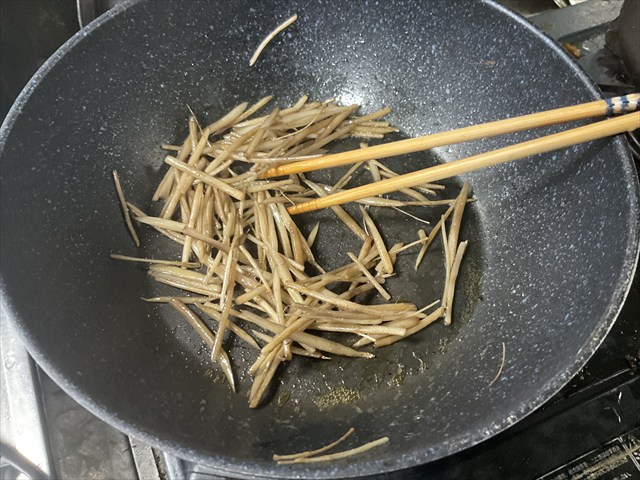 アザミの根を料理する