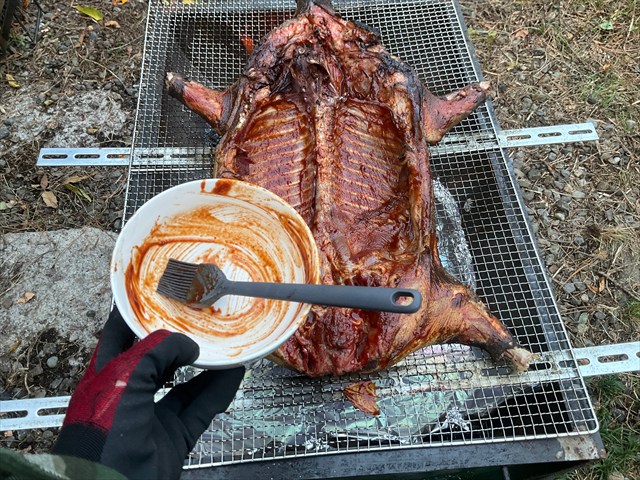 イノシシを丸焼きにする