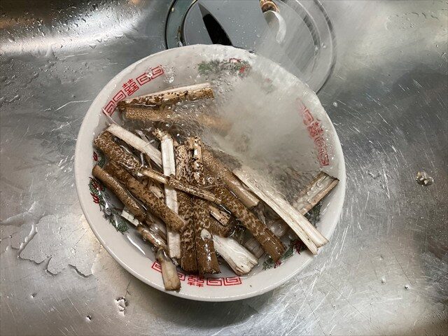 カラカサタケのツカを料理する