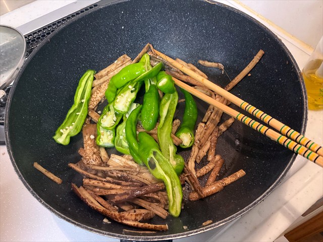 カラカサタケのツカの炒め物