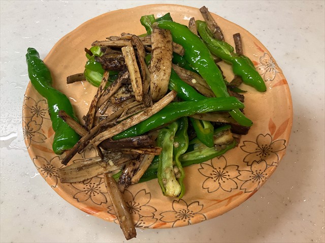 カラカサタケのツカの炒め物