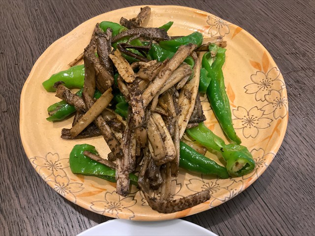 カラカサタケのツカを食べる