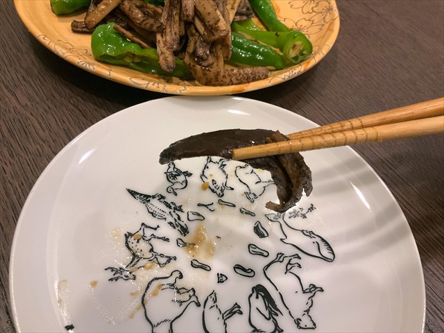 カラカサタケのツカを食べる