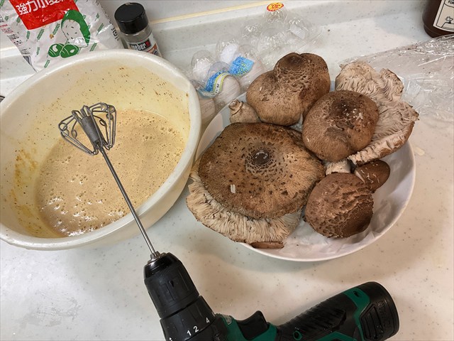 カラカサタケのフライを揚げる