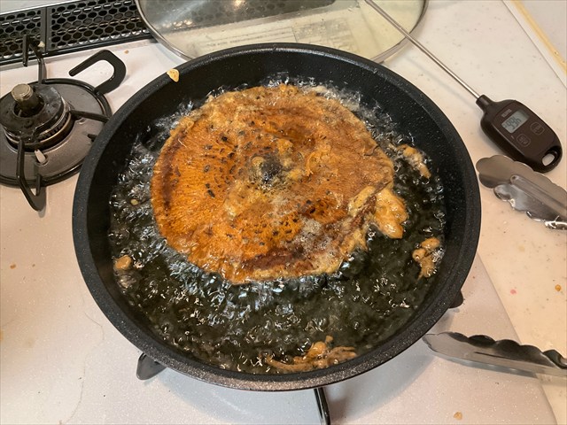 カラカサタケのフライを揚げる