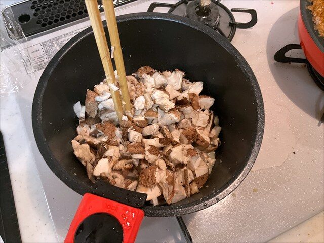 カラカサタケのスープを作る