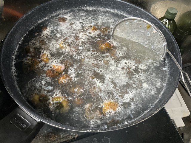 ジャンボタニシのしたごしらえをする