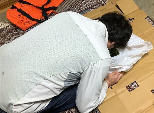 クワの葉茶をもむ