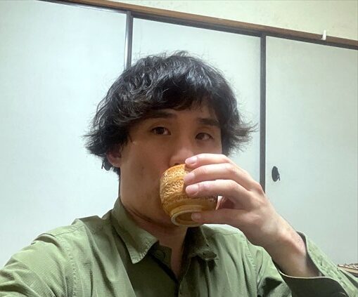 クワの葉茶をのむ私