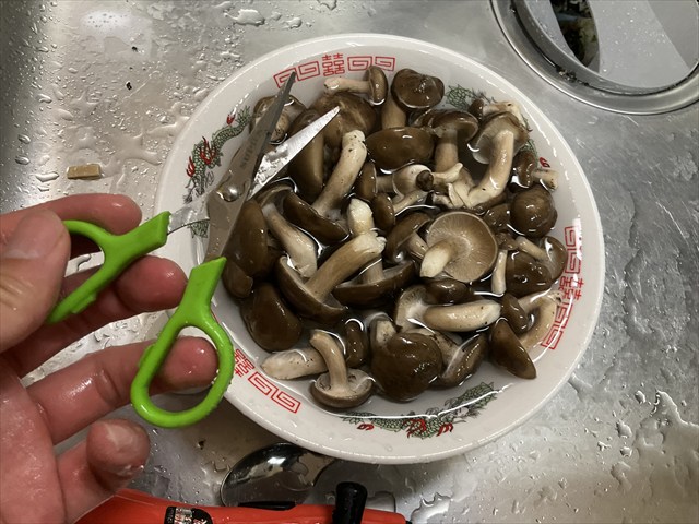 ハタケシメジの下ごしらえ