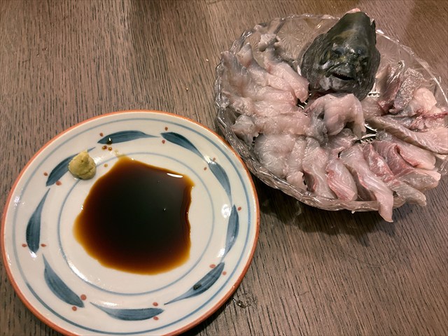 照明が悪いわけじゃないんですよね。身が黒いんですよ！