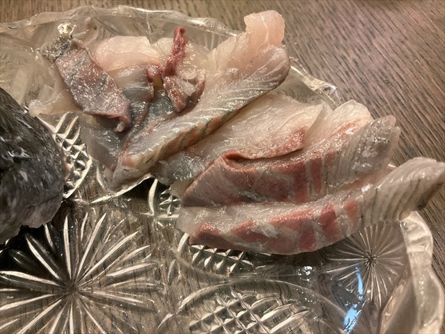 照明が悪いわけじゃないんですよね。身が黒いんですよ！