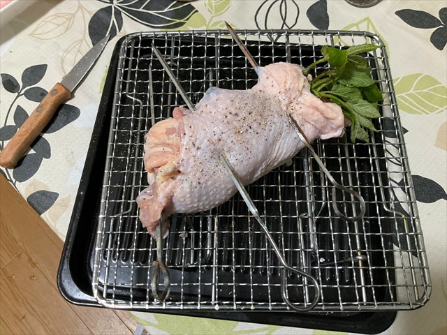 ヤマウドのチキン巻を作る