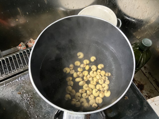 フェモラータオオモモブトハムシの幼虫を茹でる