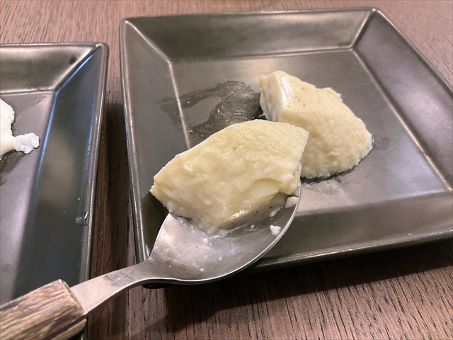 フェモ杏仁豆腐を食べる